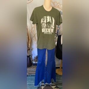 EUC Unbranded Olive Green Bigfoot “Believe” t-shirt size Small